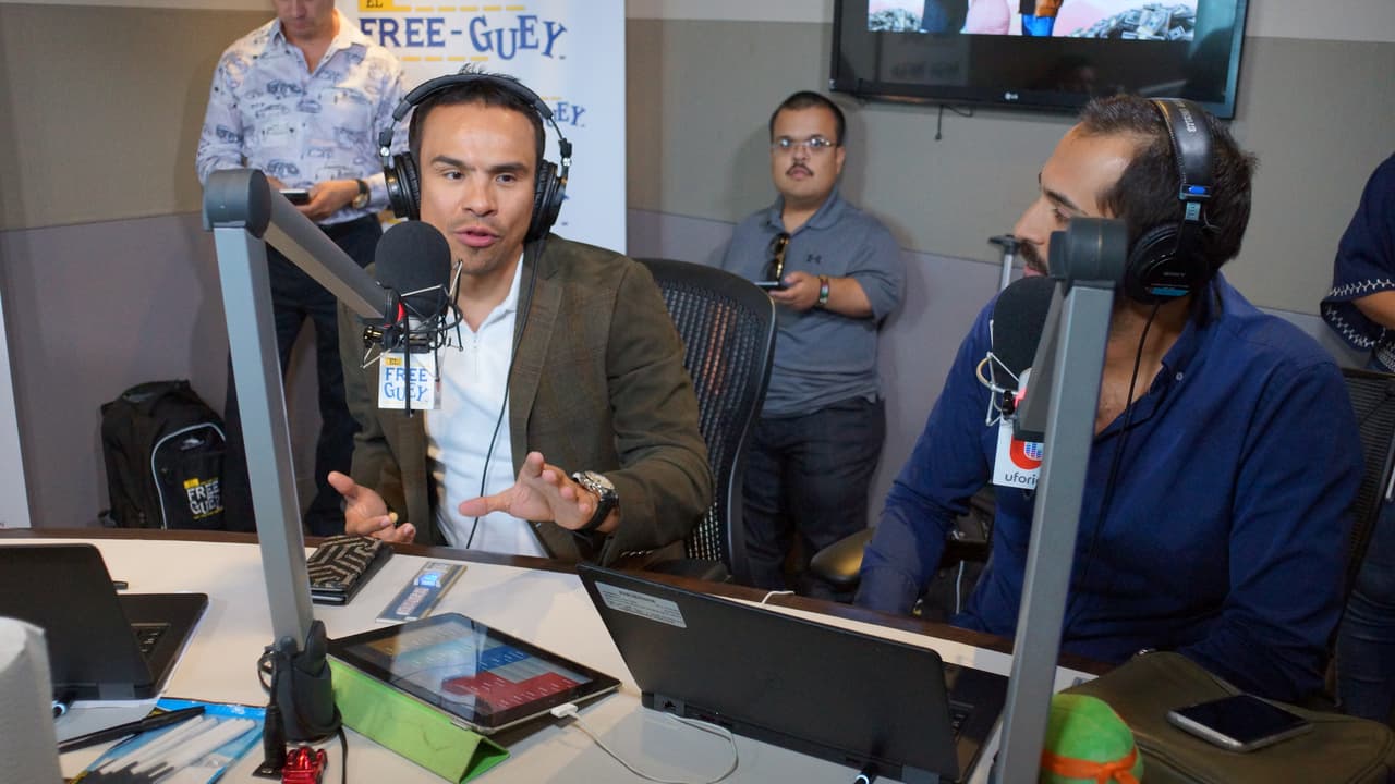 Juan Manuel Márquez llegó al Free-guey show con guante en mano.