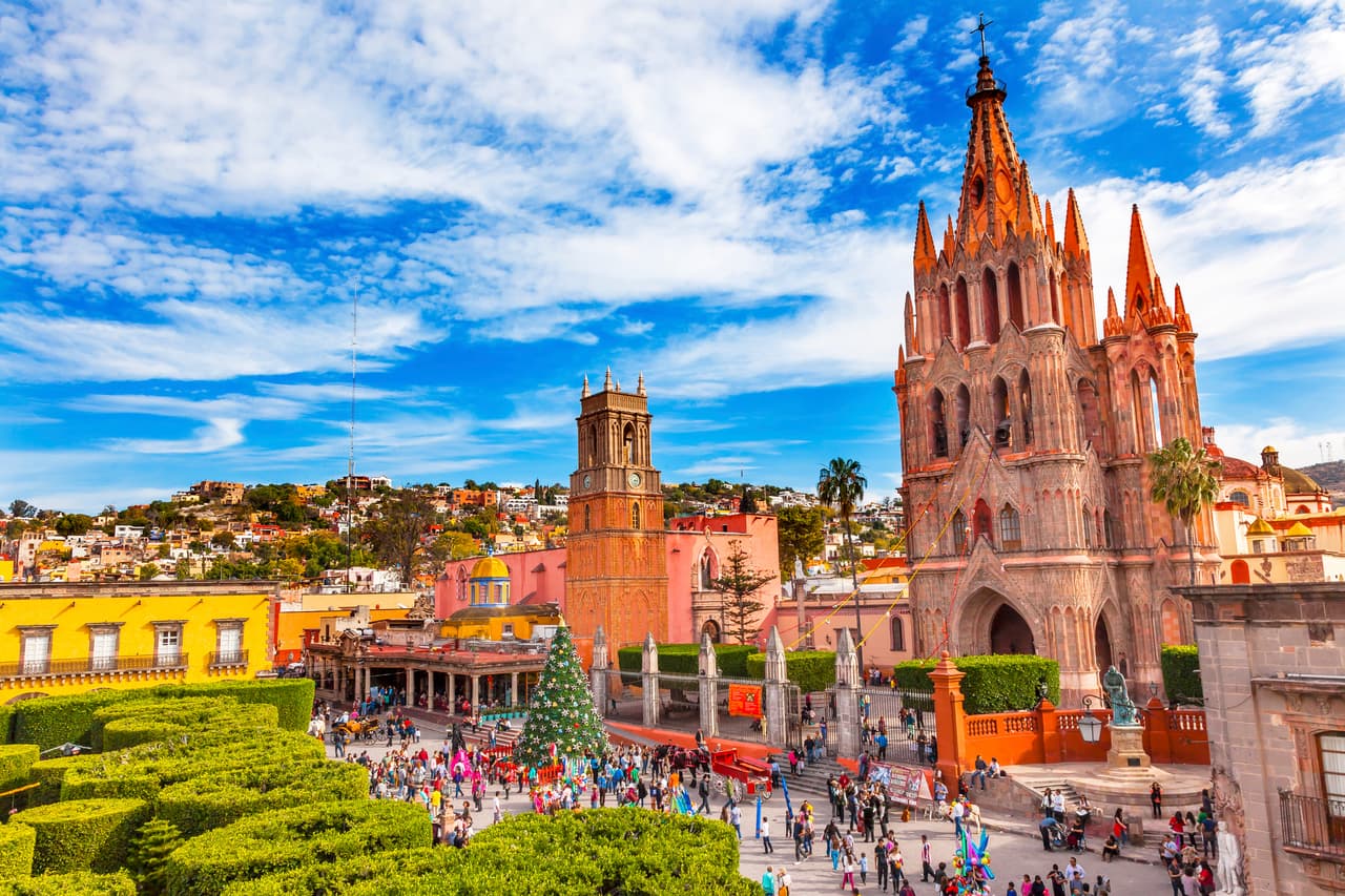 <b>San Miguel de Allende, Guanajuato</b>
<br>
<br>Esta joya colonial española de colores pasteles es considerada una de las ciudades pequeñas más bonitas de México. Tiene una rica tradición artesanal y muchas pequeñas tiendas para admirar cerámicas, pinturas, esculturas, espejos y lámparas de hojalata martillada, entre otras piezas. También puede disfrutar de sus numerosas galerías de arte, restaurantes y plazas pintorescas.
<br>
<br>Según 
<i>International Living</i>, 
<a href="https://internationalliving.com/best-places-live-mexico-u-s-expat/"><u>a la mayoría de los estadounidenses les atrae su clima desértico</u></a>, con días cálidos y noches frescas la mayor parte del año. Se estima que de las 140,000 personas que viven en esta área metropolitana, unas 10,000 son extranjeras.
<br>
<br>Según la revista de turismo Condé Nast Traveler, esta es la mejor ciudad para los viajeros en 2021, 
<a href="https://www.univision.com/noticias/trending/las-mejores-ciudades-mundo-segun-conde-nast-traveler-fotos-2021-fotos"><u>vea aquí las demás seleccionadas por esta prestigiosa publicación</u></a>.