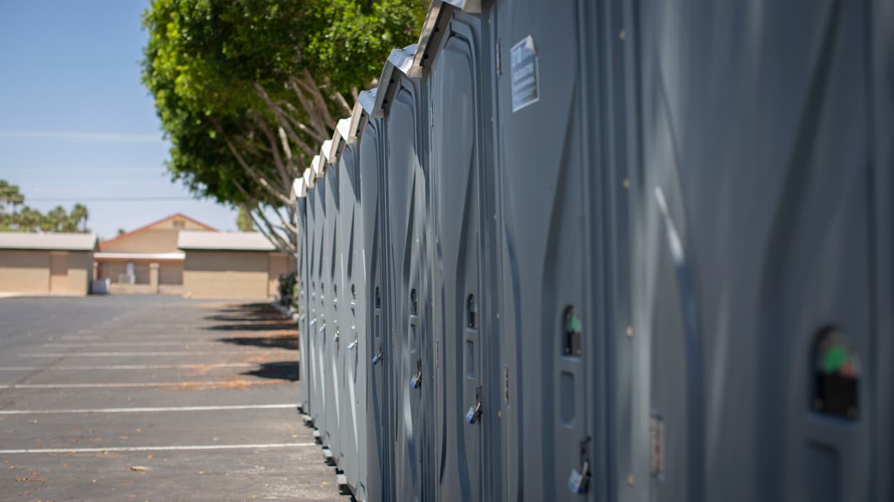 El albergue del Salvation Army tiene seis unidades para bañarse y algunos sanitarios portátiles están en el estacionamiento de una iglesia presbiteriana al otro lado de la calle.