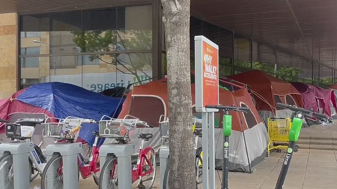 Abbott firma un proyecto de ley que prohíbe los campamentos para personas sin hogar en terrenos públicos en Texas