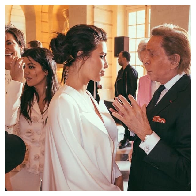 Kim hablando con Valentino.