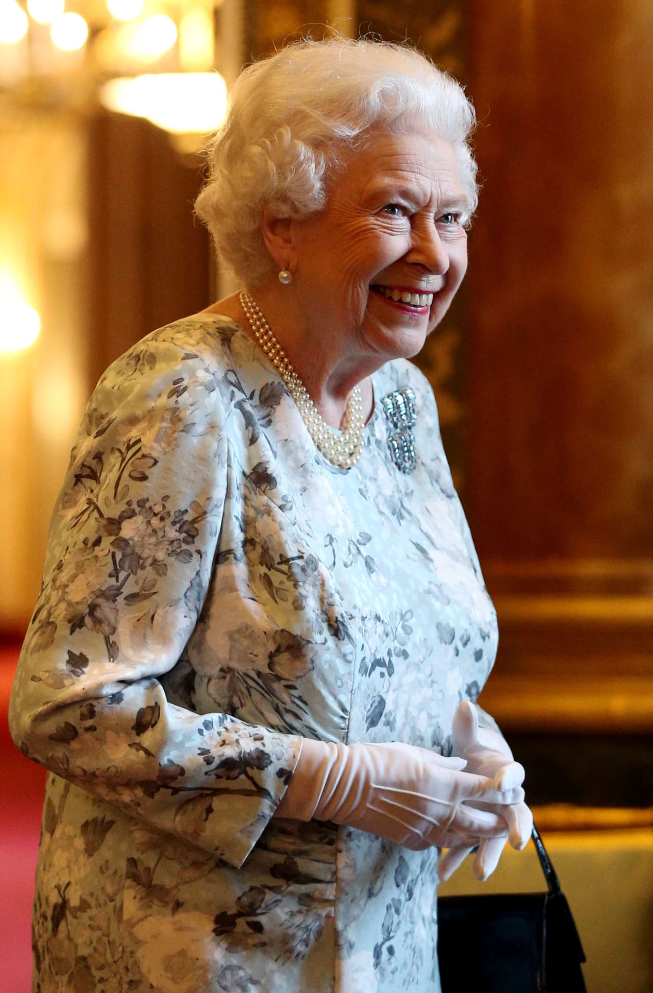 El periódico británico The Guardian realizó una encuesta entre los británicos para saber a cuál de los dos herederos al trono -el Príncipe de Gales y el Duque de Cambridge- preferirían como rey en caso de que la actual mandataria, Isabel II, falleciera (la soberana tiene ya 91 años de edad y 65 en el trono).