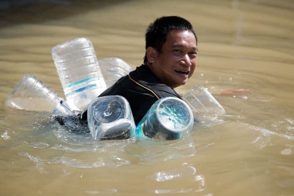 <b>BOTELLA DE PLÁSTICO.</b> Un recipiente de medio litro requiere de 80 litros de agua para su realización, o sea que si le sumas la producción del agua, estamos hablando de que utiliza 83 litros del líquido vital solo para conseguir una botella.