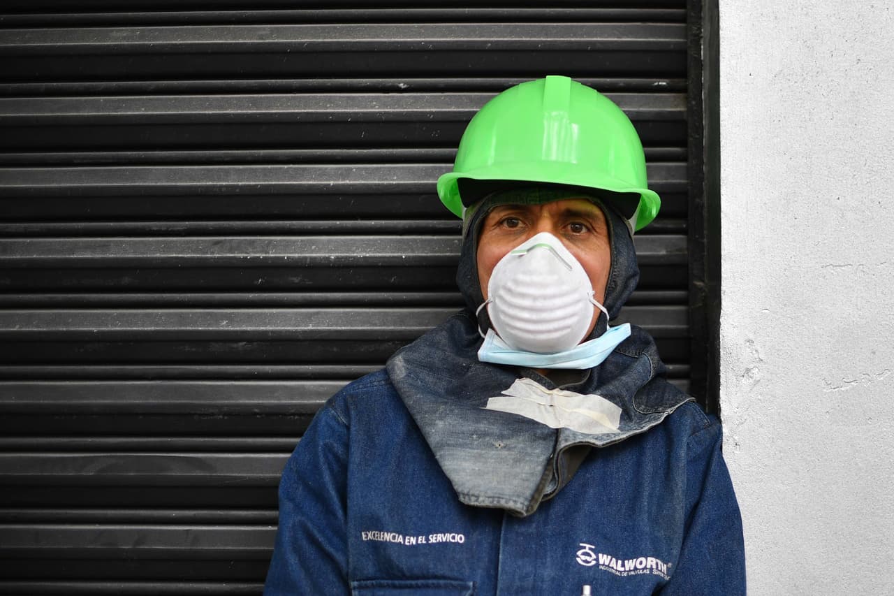 La mirada de este voluntario no puede ocultar la angustia que siente, luego de dos días lucha ante la tragedia.