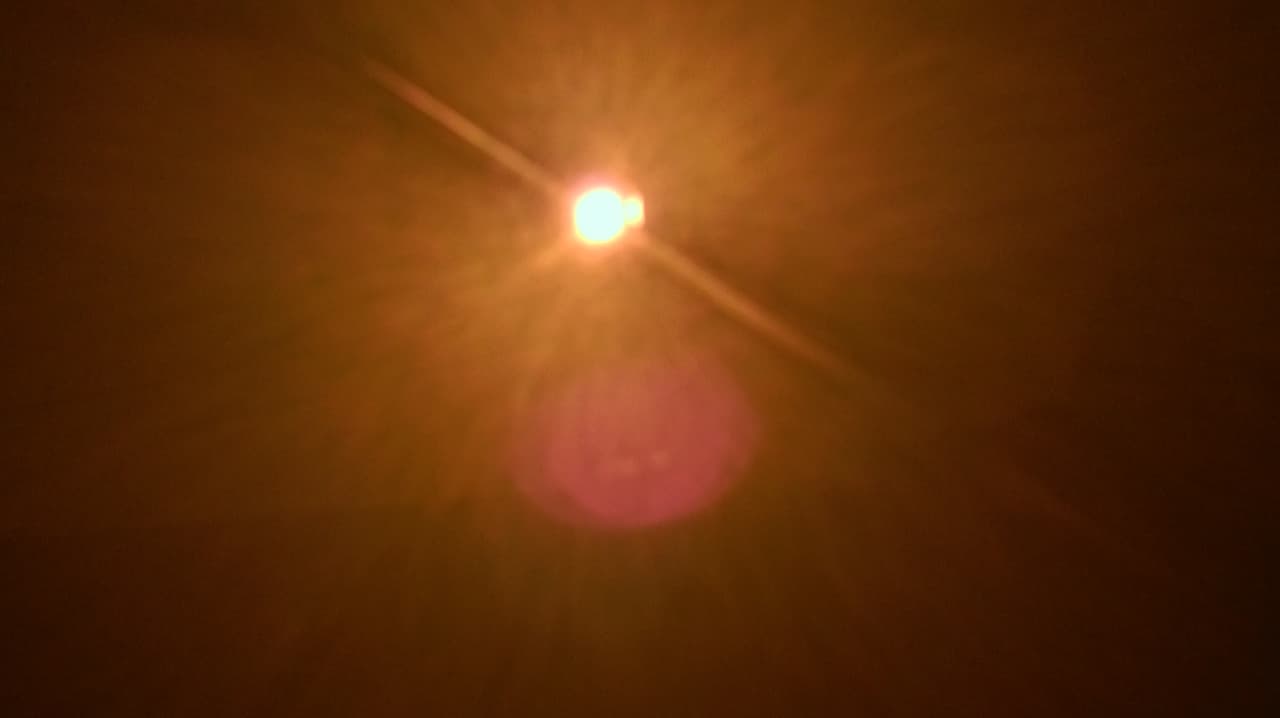 Es así como las fotografías de Nibiru se desmienten. Se trata, simplemente, de 'flares' o luces parásitas en un lente.