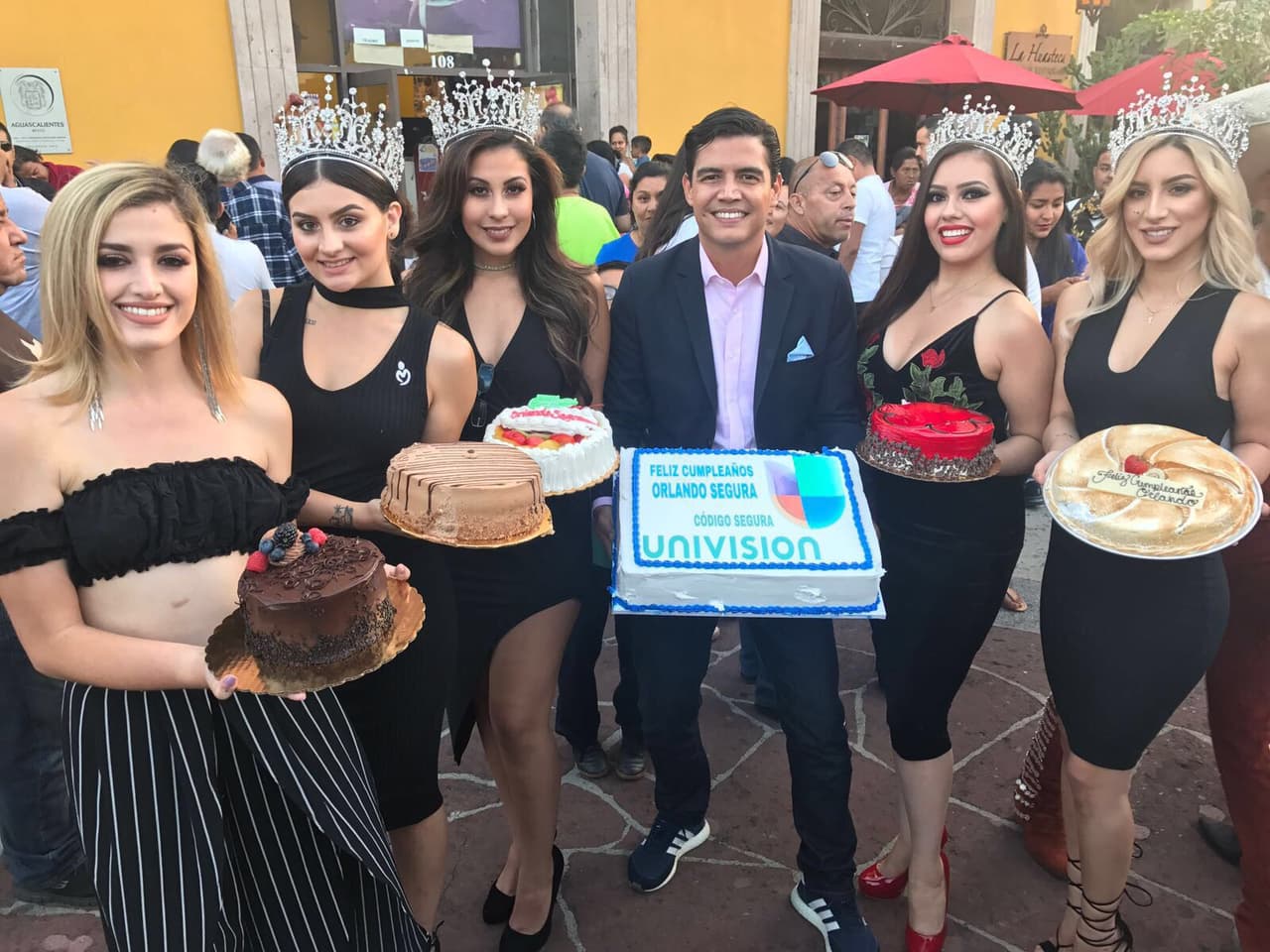 El festejo de su cumpleaños comenzó el viernes pasado cuando, sus amigos de Los Ángeles lo sorprendieron llevándole pastel por adelantado.