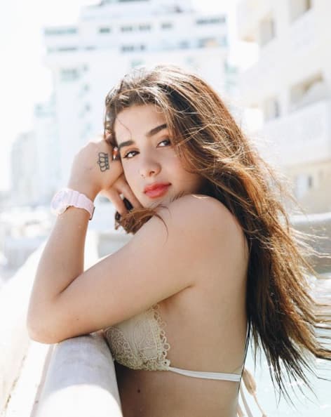 Antonella es una joven venezolana con la que el actor hace videos para su canal de YouTube.