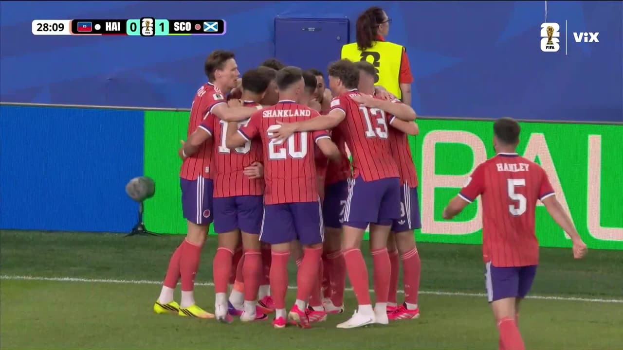 ¡Escocia toma la ventaja! Disparo de John McGinn que es desviado para el 1-0