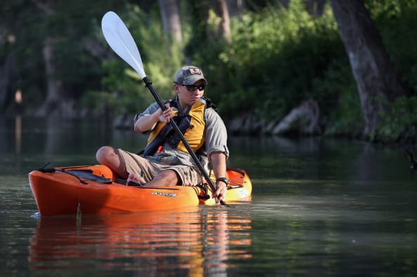 El río Guadalupe es un cuerpo de agua accidentado que se origina en los caudales del lago Canyon. Las cabeceras surgen cerca de Kerrville, fluyen a través del Texas Hill Country, y finalmente aterrizan en Canyon Lake. Mientras, el río Comal es un hermoso cuerpo de agua natural que fluye en manantiales. Ha sido la atracción principal para New Braunfels por generaciones.