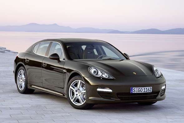 Uno de los autos que pasó por las manos de Romeo Santos es el 
<b><a href="http://www.univision.com/noticias/porsche">Porsche</a> Panamera</b>, una de las primeras adquisiciones de Romeo Santos. Su precio ronda los 80,000 dólares.
<br>