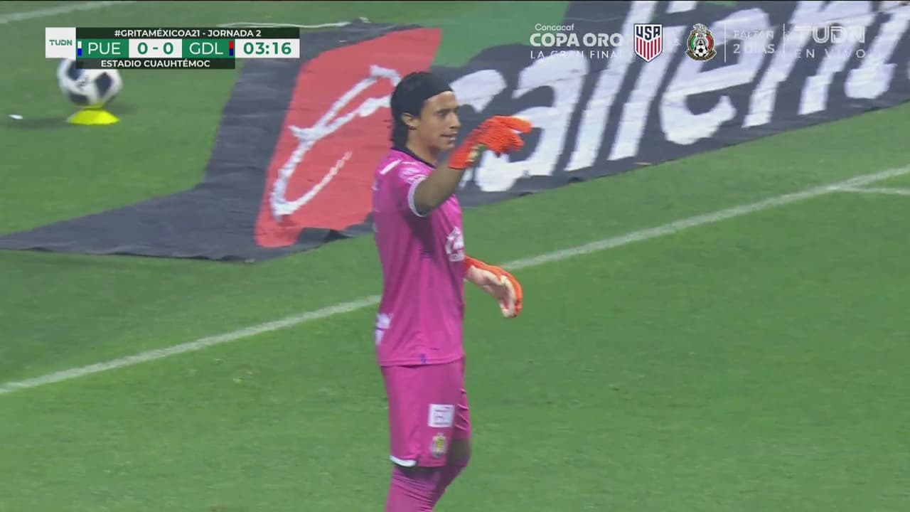 ¡Se pierde el gol! ‘Fideo’ Álvarez remata solo y perdona a Chivas