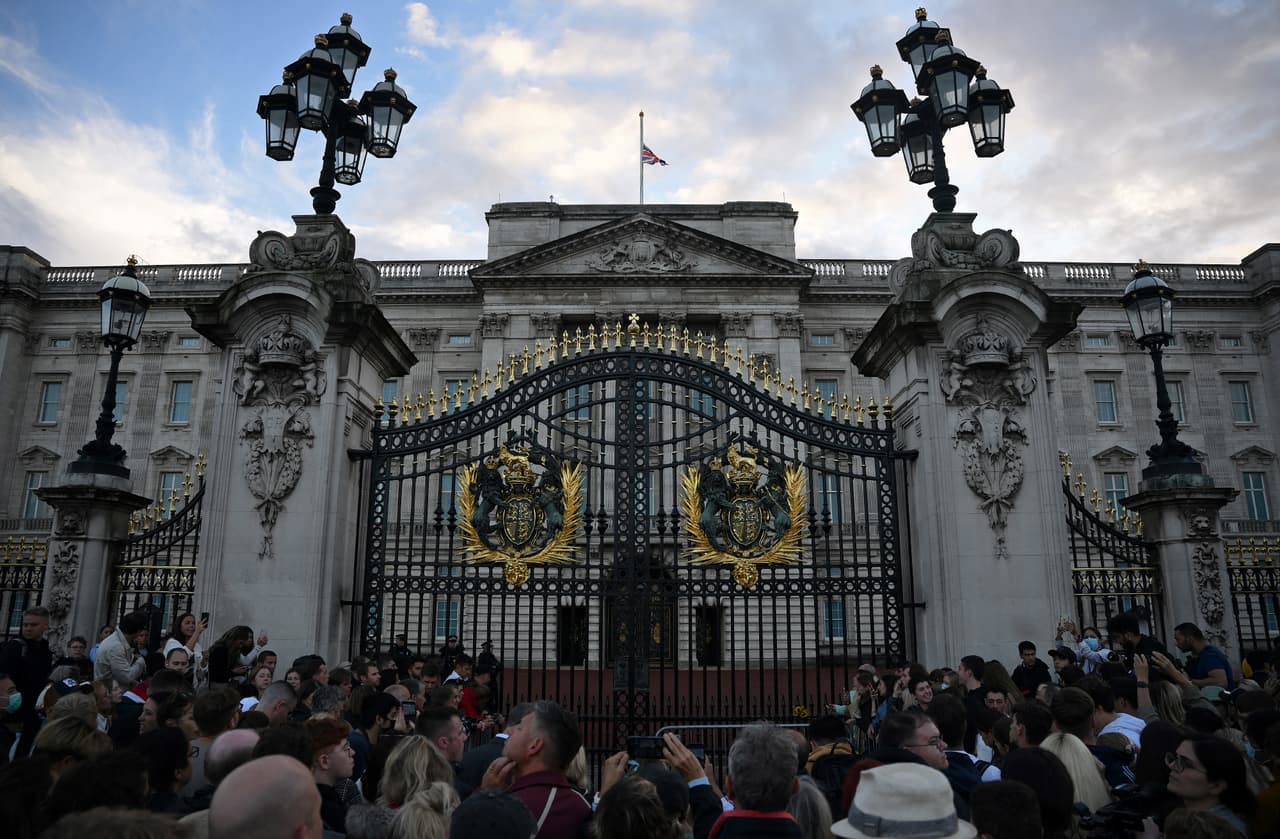 La bandera a media asta este jueves en el palacio de Buckingham, donde la reina Isabel II gobernó durante 70 años.