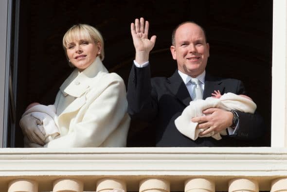 Aparecieron en el balcón del palacio, sosteniendo a cada uno de los mellizos en brazos.