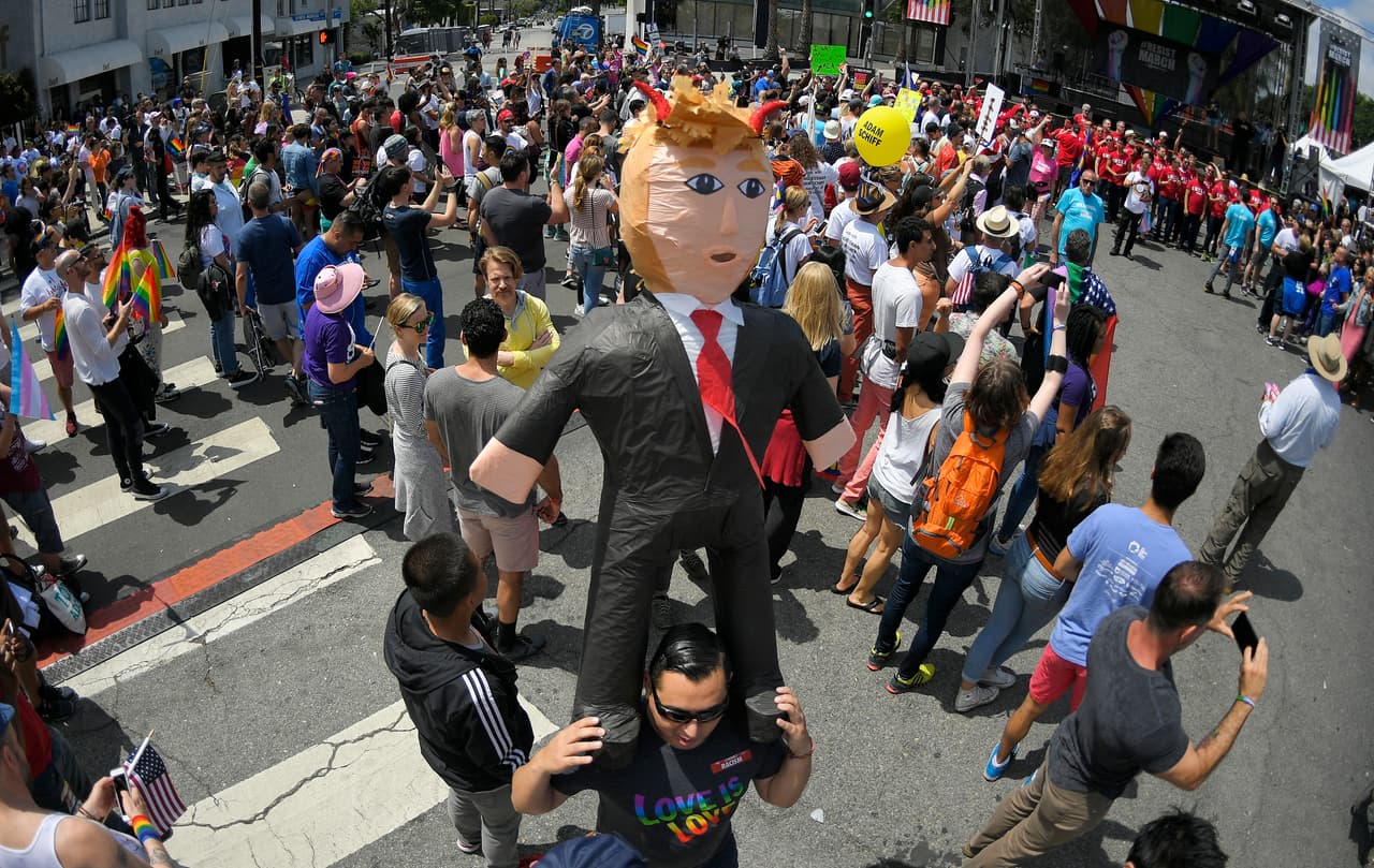 Uno de los asistentes a la marcha en California llevaba sobre sus hombros una piñata con la figuara de DOnald Trump.