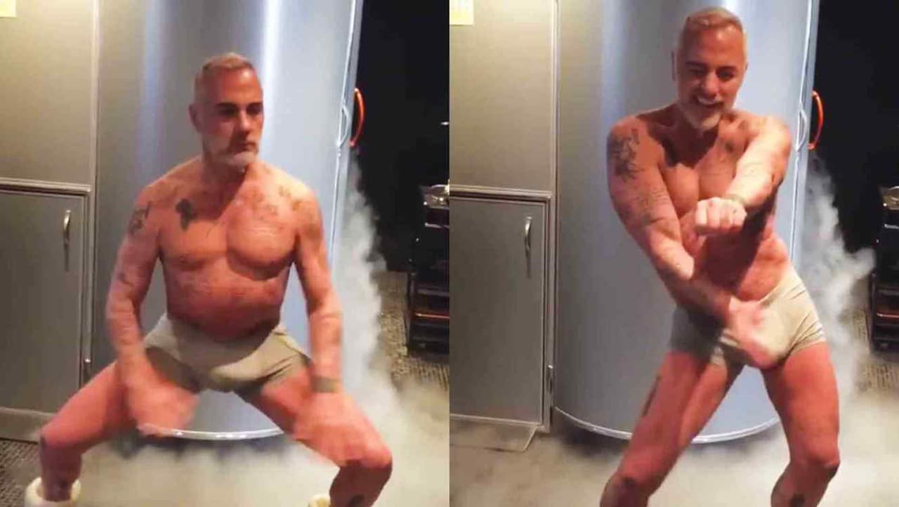 No podía faltar alguna fotografía en ropa interior. Aquí está bailando y haciendo sus característicos movimientos de barriga.