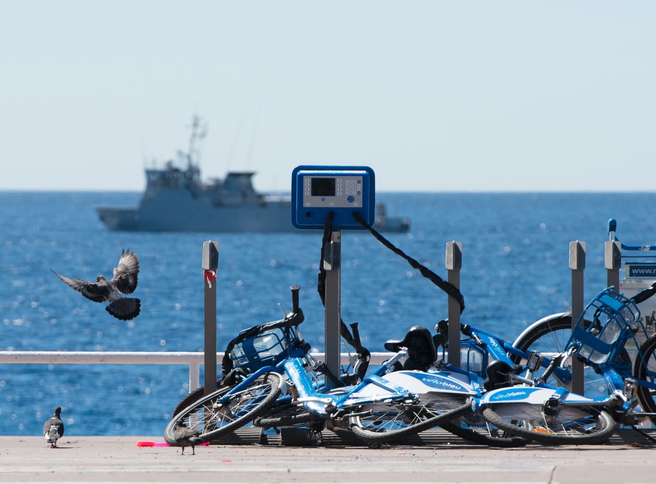 Un grupo de bicicletas atropelladas en la escena. Hollande declaró que a pesar del ataque, Francia continuará con las operaciones militares en Siria e Irak.
