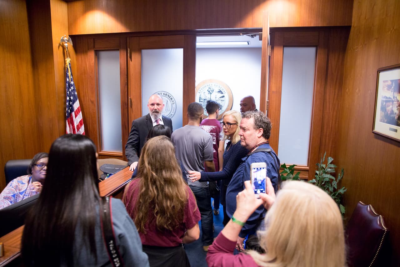 Algunos sobrevivientes del tiroteo de Parkland al momento de entrar a la oficina de Pam Bondi, la fiscal general del estado.