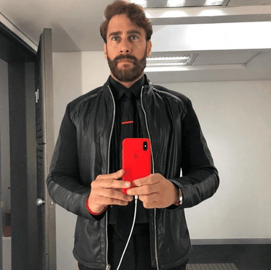 Andrea Legarreta también se sumó en apoyo a Carlos: "¡Lo siento, corazón! Te mando mucho amor y luz. ¡Qué belleza haber tenido una abuela tan maravillosa! Celebra su vida y sus momentos juntos. ¡Te adoro!".