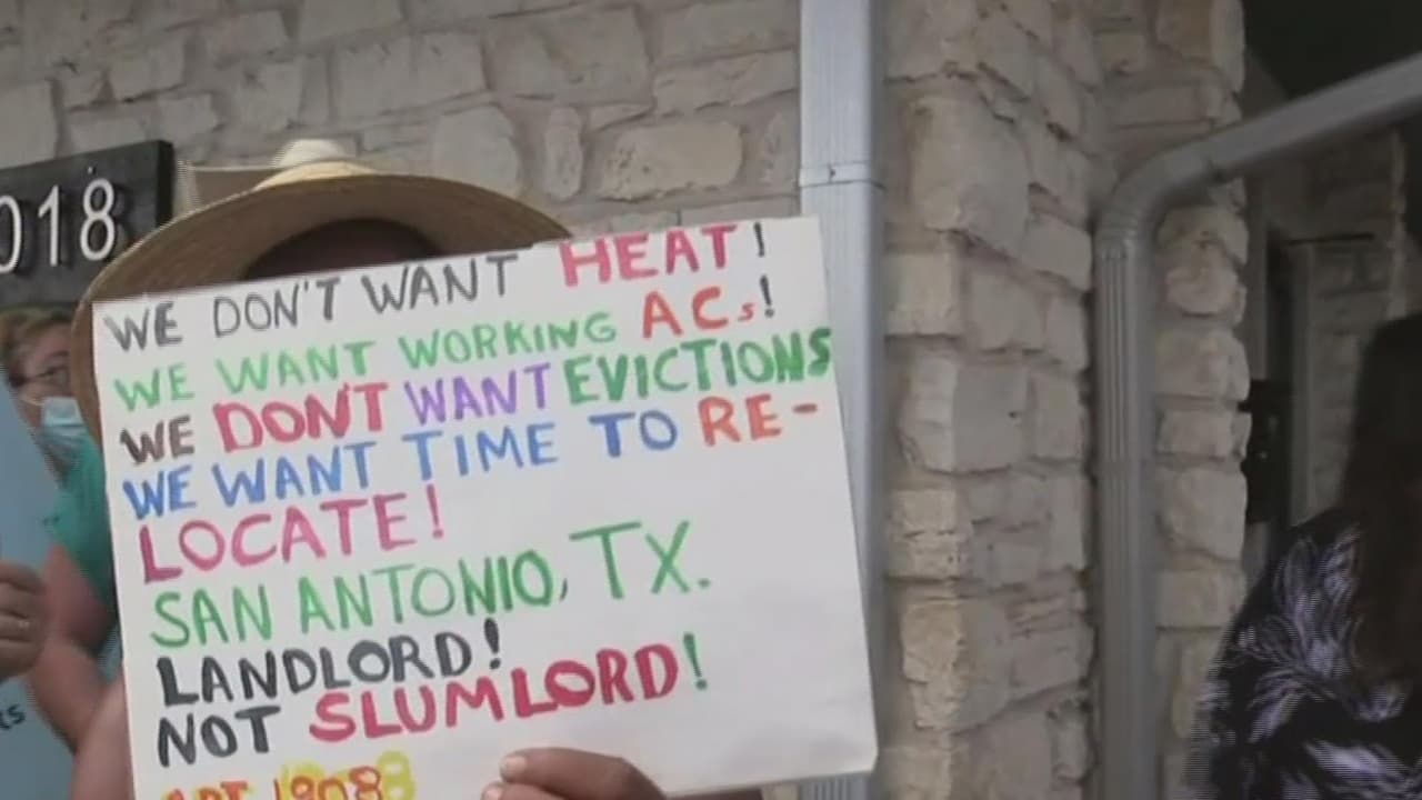 Inquilinos del complejo de apartamentos Seven Oaks protestan por malas condiciones de sus viviendas