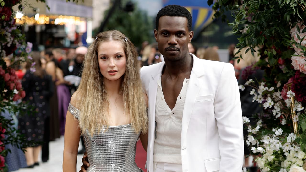 Hannah Dodd y Victor Alli en la premiere en Londres de la segunda parte de la tercer temporada de 'Bridgerton'.