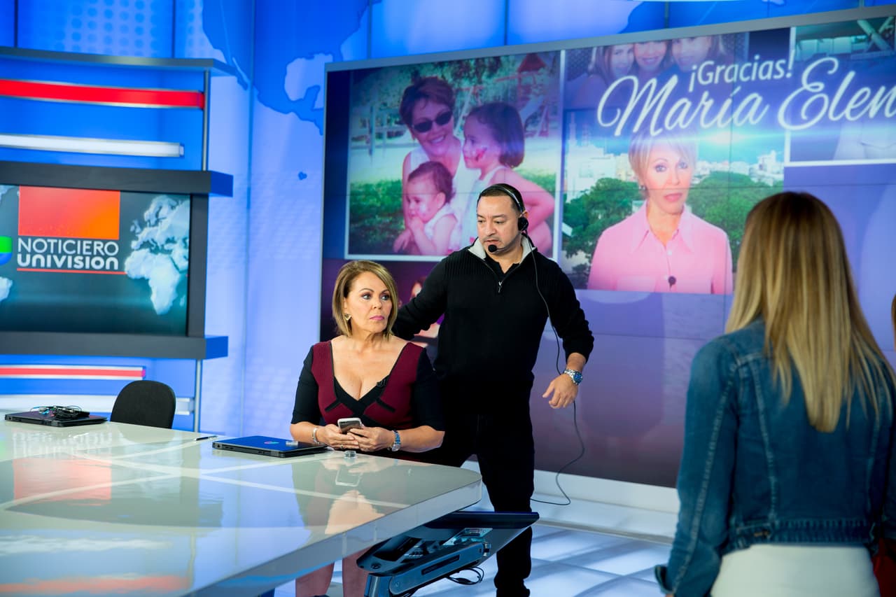 El comienzo del noticiero se acercaba. El coordinador del estudio, Ernesto Chacón, a quien todos conocen como 'El Chino', puso el micrófono y el audífono a Salinas para su último informativo.