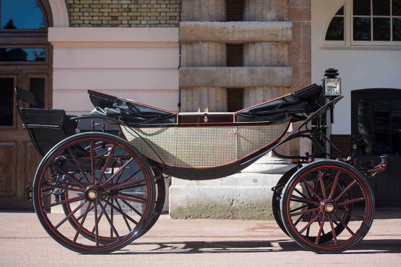 Un comunicado del palacio de Buckingham del pasado 1 de mayo anunció que la carroza a caballos que será utilizada por el príncipe Harry y su prometida Meghan Merkel será este modelo sin techo conocido como 
<b>Ascot Landau</b>. Las caballerizas reales cuentan con una flota de cinco de estas carrozas 
<b>construidas en 1883</b>. La carroza que usarán Harry y Megan para transportarse desde la capilla de San Jorge en el palacio de Windsor para proceder a saludar a los habitantes de poblado del mismo nombre, fue totalmente renovada en 2017. La procesión comenzará puntual a la 1:00 PM GMT.
<br>