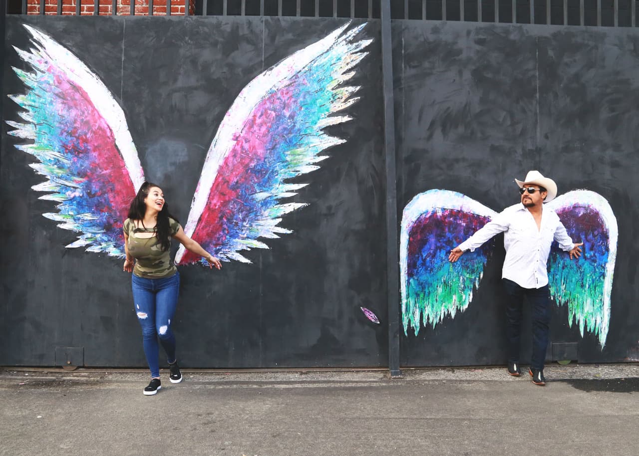 Todos se divirtieron posando frente a este famoso mural, pintado en una puerta de metal.