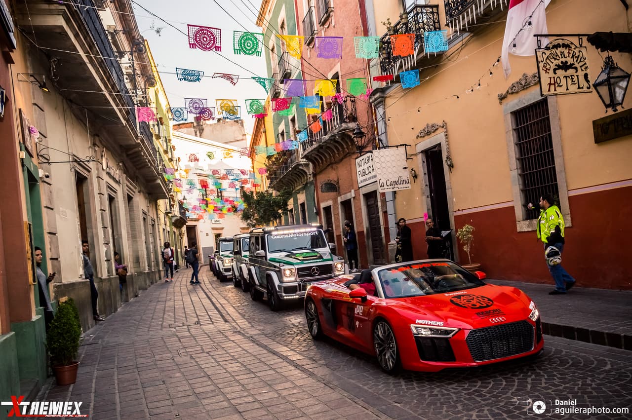 La llegada de la caravana es motivo de fiesta con los habitantes de cada lugar. Aquí en 
<b>Audi R8 Spyder V10 </b>con 540 hp, escoltado por las camionetas Mercedes-Benz G63 AMG
