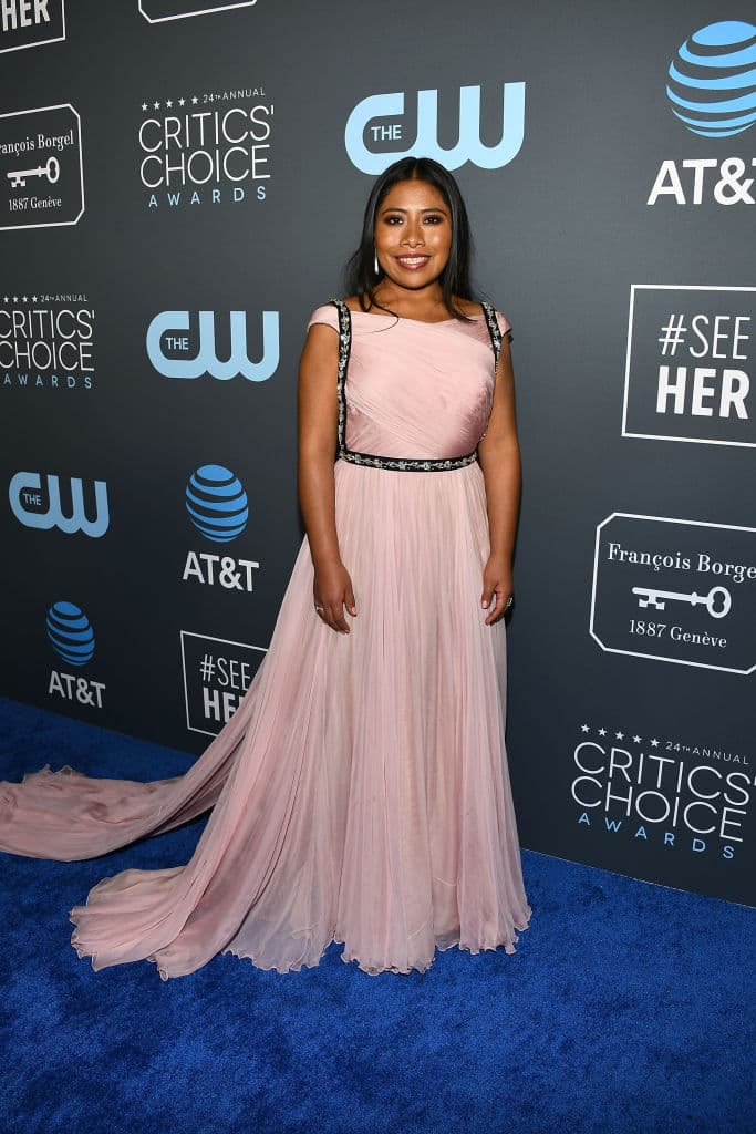 El certamen también pide tener conocimientos básicos de inglés. Actualmente, Yalitza Aparicio, quien 
<b>no ha expresado en ningún momento su interés en participar en un certamen de belleza</b>, tiene una traductora para comunicarse en
<b><a href="https://www.univision.com/entretenimiento/globos-de-oro/las-fotos-de-yalitza-aparicio-en-los-globos-de-oro-la-noche-que-triunfo-roma-fotos"> las diferentes entregas de premios a las que ha asistido.</a></b>