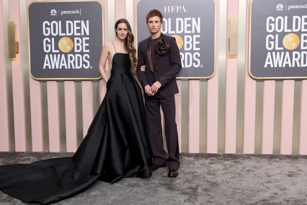 El ganador del Oscar, 
<b>Eddie Redmayne</b>, quien fue nominado en la categoría Mejor Actor de Reparto por su participación en 'The Good Nurse', caminó por la alfombra roja al lado de su esposa 
<b>Hannah Bagshawe</b>.
<br>