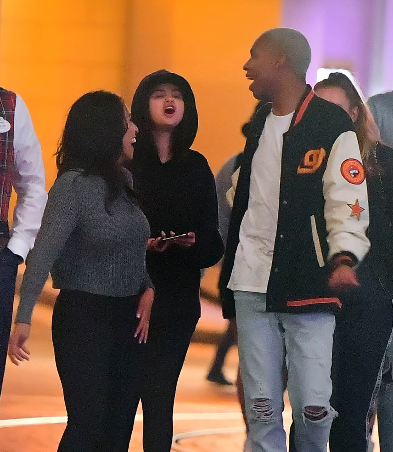 Mientras sus colegas y otras amistades asistían a 
<b><a href="https://www.univision.com/famosos/met-gala-2019-en-fotos-asi-fue-la-alfombra-mas-rosa-y-loca-de-la-historia-fotos">la gala del MET</a></b>, un evento del que ella ha participado en al menos cinco ocasiones, esta vez la artista decidió armar su propia fiesta en Disneyland.