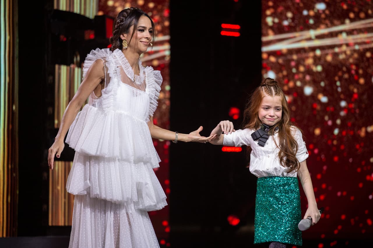 Biby Gaytán fue la primera en levantarse de su lugar para consolar a Valentina, a quien ya la esperaba su mamá tras bambalinas.