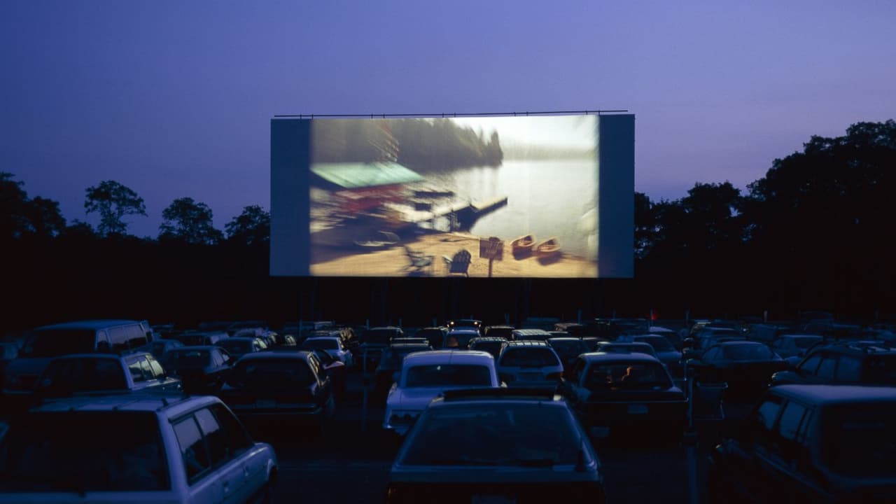 <b>Cine Delsea Drive-In: </b>El único autocine permanente de Nueva Jersey alberga proyecciones los viernes y sábados. Visite el sitio web para obtener una alineación actual. Todos los boletos y artículos de concesión se venden en línea. Se deben usar máscaras para ir al baño y para recoger alimentos. 
<a href="https://www.google.com/maps/place/2203%20South%20Delsea%20Drive,Vineland,%20NJ" target="_blank">2203 South Delsea Drive, Vineland, NJ 08360</a>
<br>
