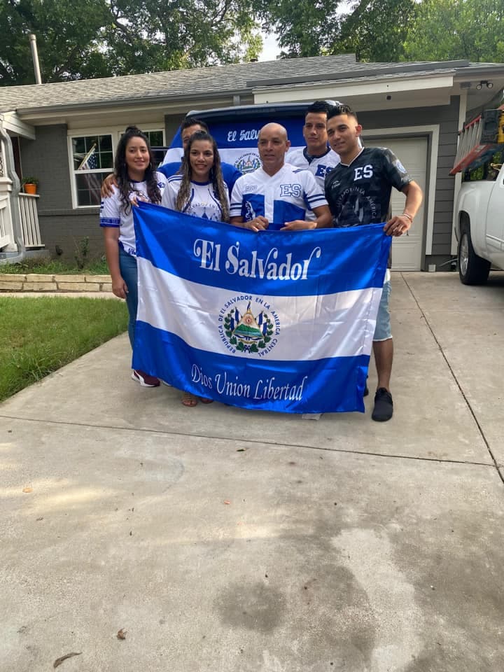 Yeni Canales junto a su familia y portando la bandera de El Salvador.