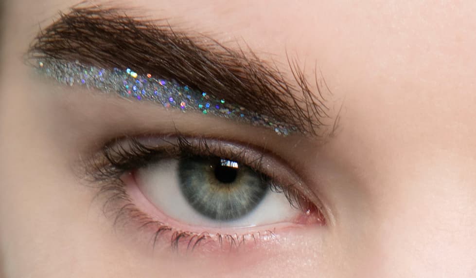 Perfecto para las más arriesgadas, pues la línea debajo de la ceja plateada le da un toque único. Lo vimos en el desfile de 
<a href="http://www.giambattistavalli.com/">Giambattista Valli</a> y también fue creado por 
<a href="https://www.instagram.com/thevalgarland/">Val Garland</a>, quien con estos destellos celebra a las mujeres. Para lograr el trazo mezcla Mixing Medium Eyeliner con Pigmento en tono Silver y aplica con la brocha 211. Para finalizar y dar más destellos brillantes aplica Glitter 3D. (todo de 
<a href="http://www.maccosmetics.com/">MAC</a>).