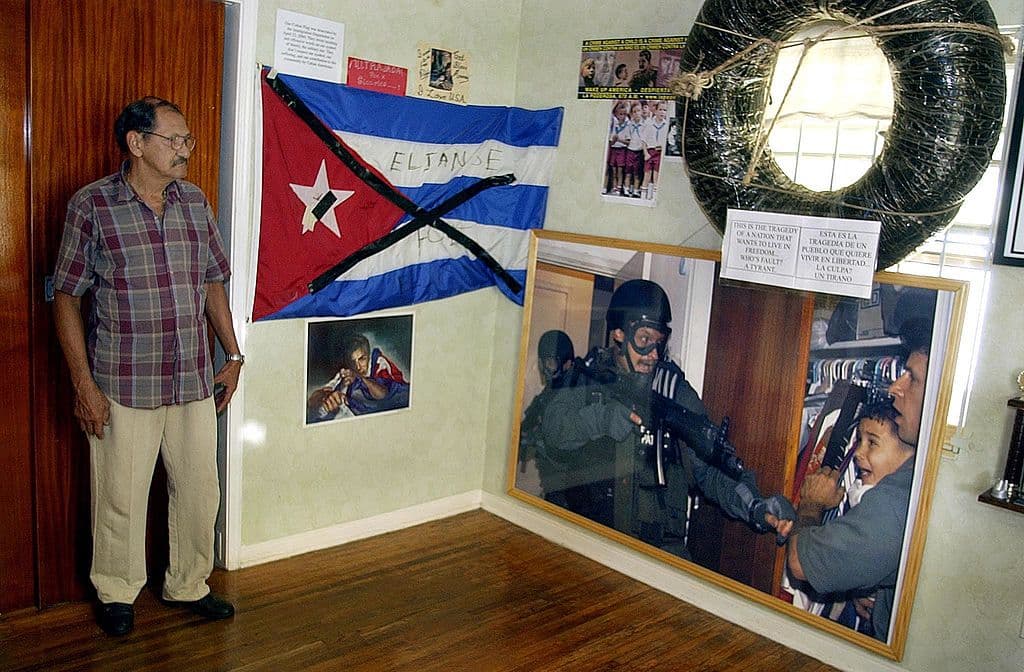 El tío abuelo de Elián, Delfín González, muestra la foto icónica del momento en que un agente ubica al niño en la casa de la Pequeña Habana donde estuvo ocho meses en 2000.