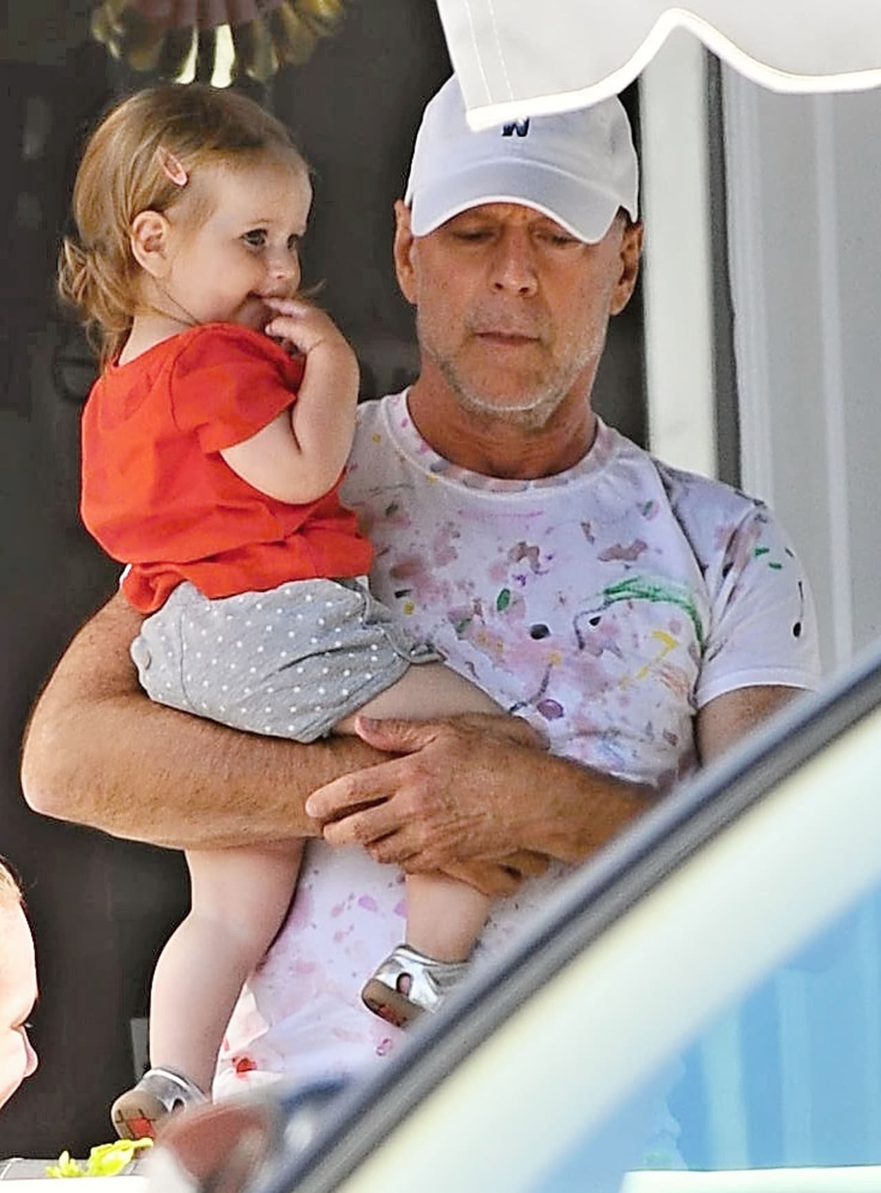 ¡Comer helado y que papá limpie tu carita es lo mejor!, o al menos eso es lo que hizo la hermosa hija de Bruce Willis.