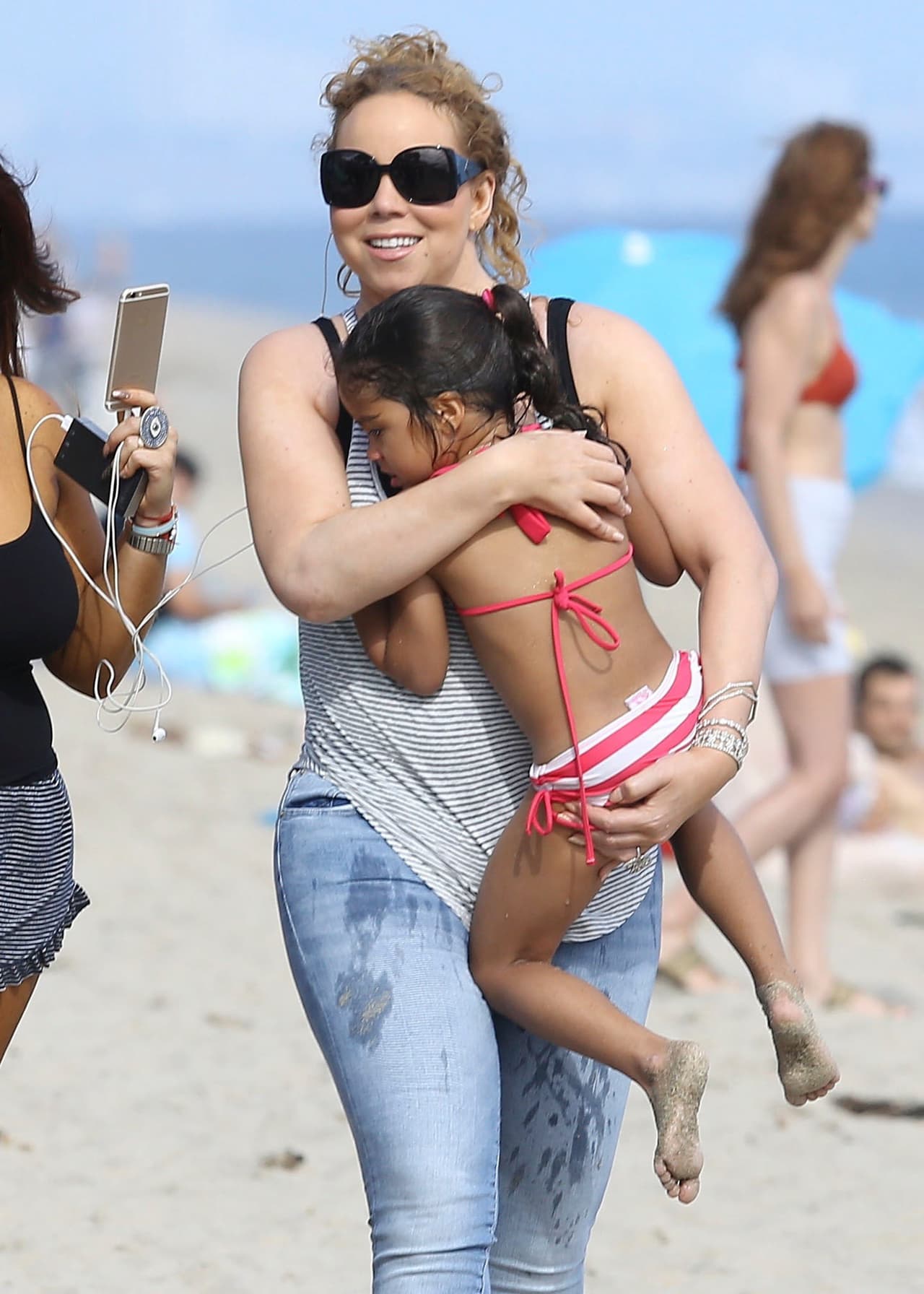 La que de plano aprovechó las vacaciones para llevar a sus gemelos a la playa fue Mariah Carey, su pequeña Monroe se divirtió en el mar de Malibú.