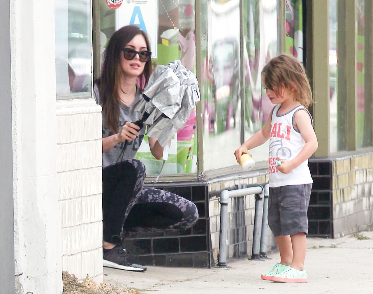 Noah, el pequeño hijo de Megan Fox, aprendió cómo se usa un paraguas.