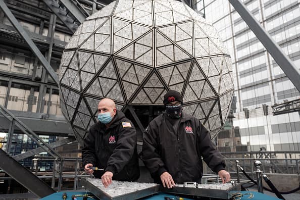 La bola del Año Nuevo de Times Square tiene
<b>2,600 paneles de cristal de Waterford. </b>Cada año, la caída de la bola, es símbolo de la llegada del Año Nuevo en todo el mundo.
<br>