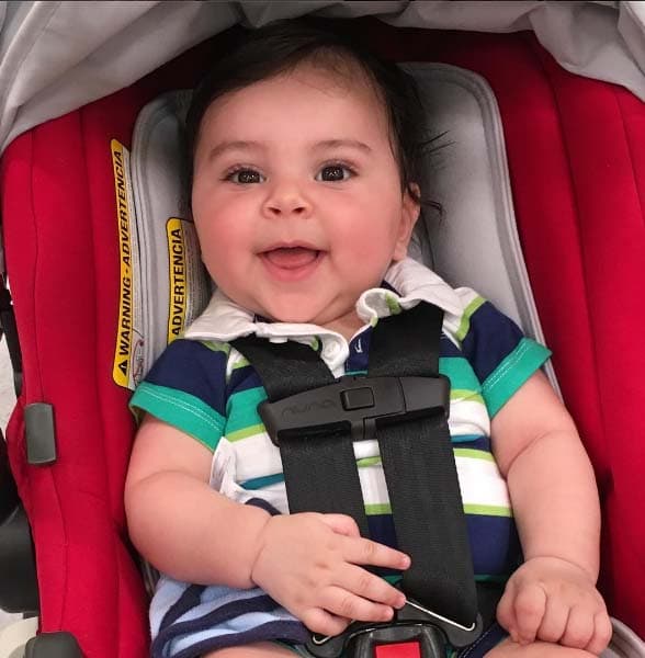 Esa linda sonrisa tiene encantados a todos los que lo rodean.