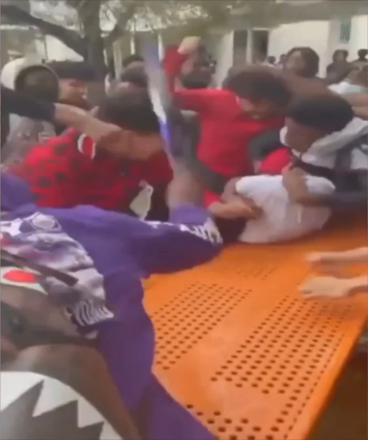 Las madres preocupadas por la vida de sus hijos contactaron a Noticias 23, a través de 
<b><a href="https://www.univision.com/local/miami-wltv/reportalo" target="_blank">Repórtalo</a></b>, y sostienen sus denuncias con espeluznantes imágenes.