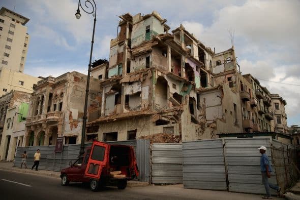 Llevan a cabo proyectos de demolición y restauración a lo largo del Malecón entre el centro histórico y el barrio de Vedado.