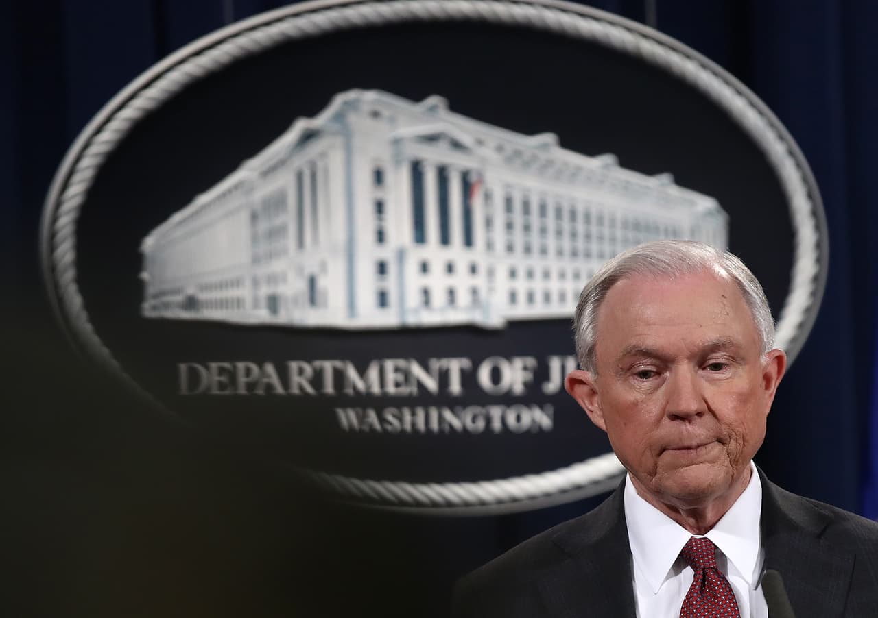 Jeff Sessions desarma temporalmente la 'bomba rusa', pero el escándalo continúa