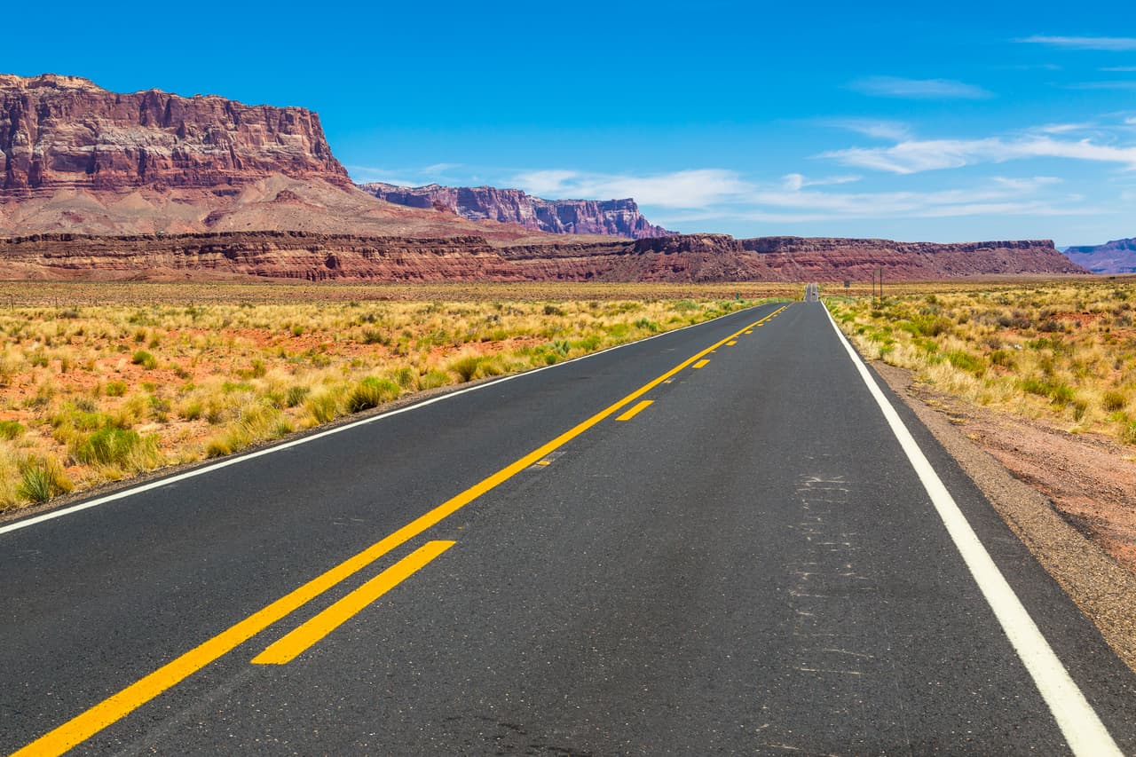 La ruta 89A del estado de Arizona recorre 84 millas desde Prescott hasta Flagstaff y atraviesa el corazón del país. Cuenta Ryan que en el trayecto se pueden ver las altísimas colinas de roca roja, rodeadas de altas paredes de cañones.