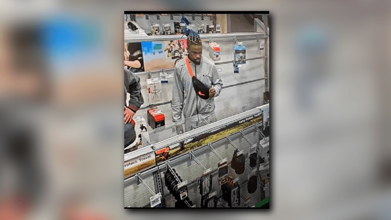 Las autoridades están buscando al segundo sospechoso, descrito como una persona de piel morena, con unas trenzas azules o verdes y un tatuaje de un rifle en el cuello.