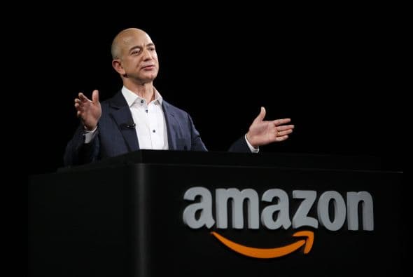 El fundador de Amazon, Jeff Preston Bezos se colocó en tercer lugar, con una fortuna de $24.100 millones de dólares.