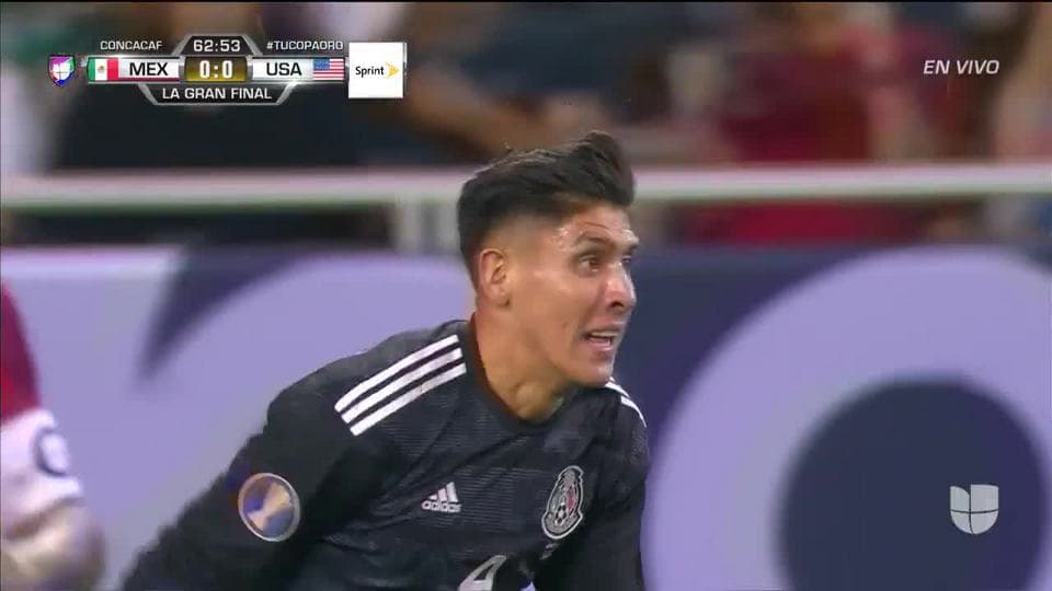 Tiro desviado de Edson Álvarez