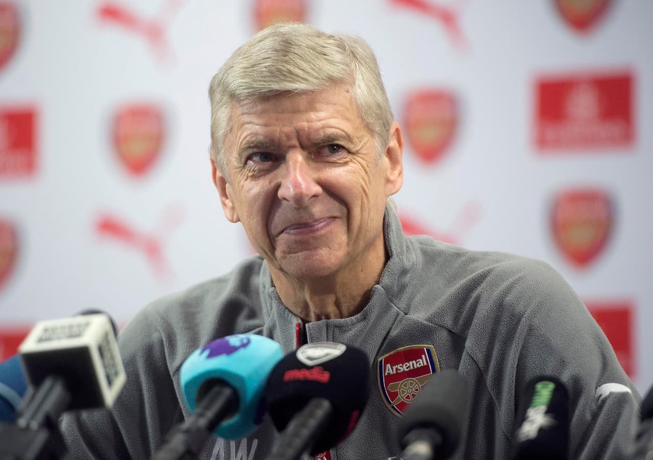 Arsene Wenger niega querer sustituir a Luis Enrique en el Barcelona