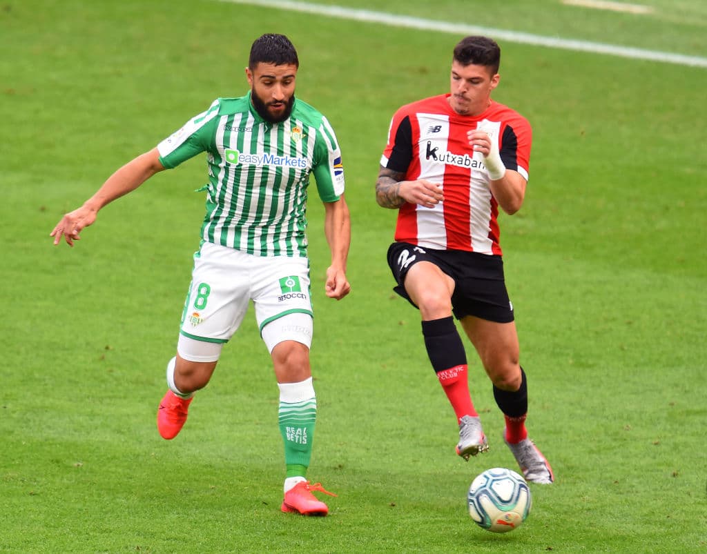 Ander Capa se le adelanta a Nabil Fekir y termina robandole el balón al delantero francés.